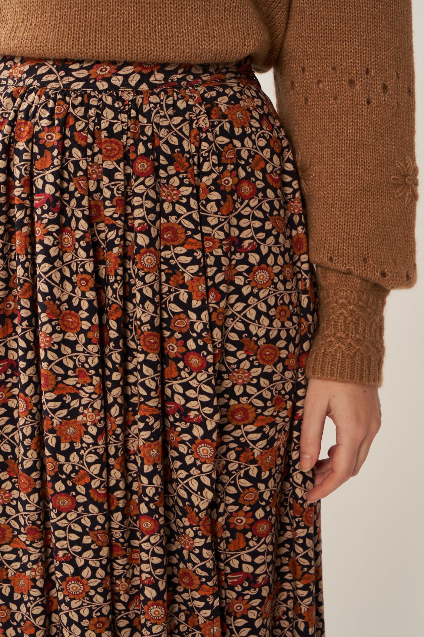 fw24 / jupe midi jolyna madras - noir