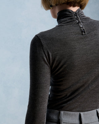 Manie unter dem Pullover