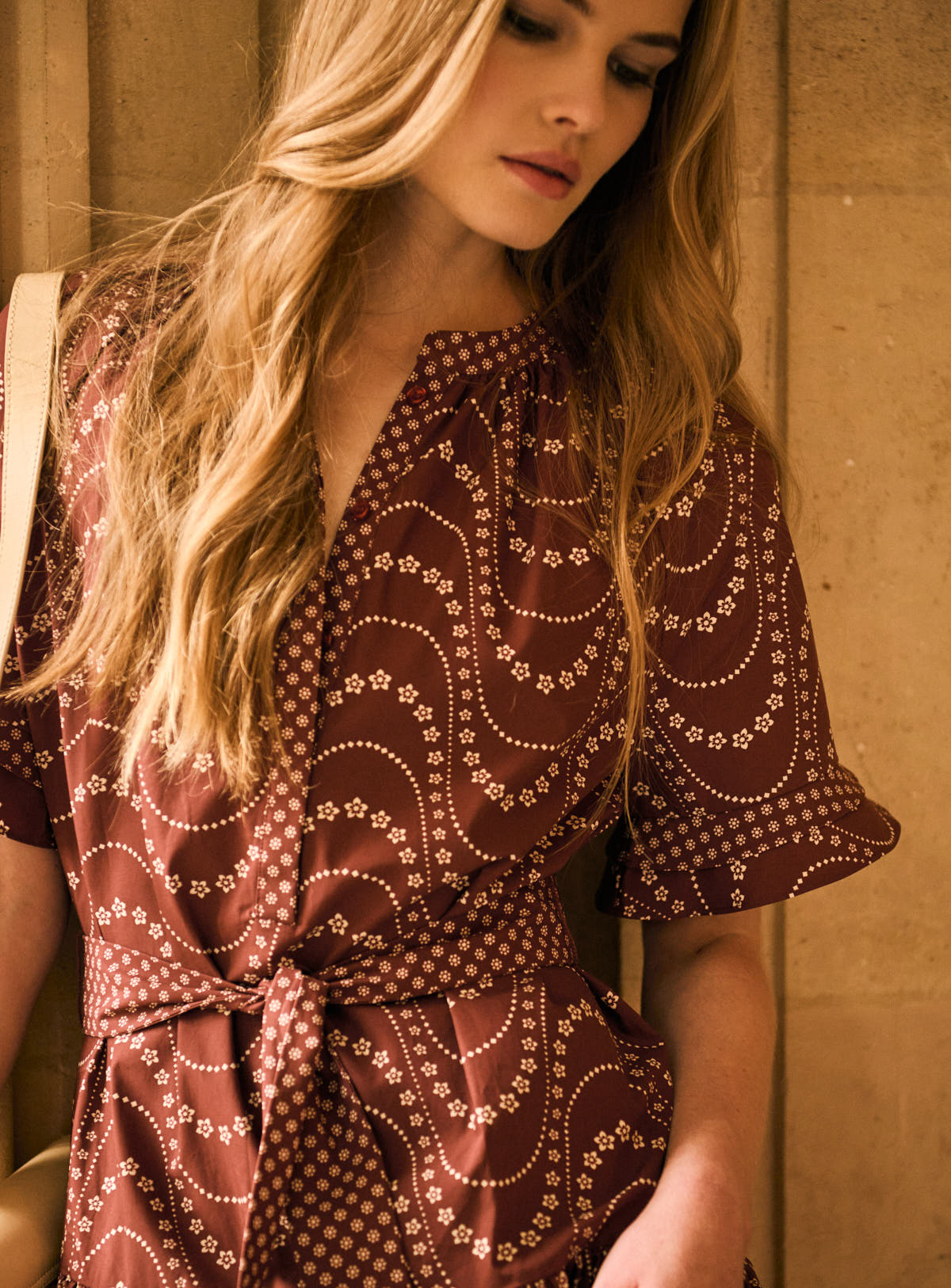Charlie - Long, flowing, printed brown short-sleeved dress Petite Mendigote Charlie - Long, flowing, printed brown short-sleeved dress Petite Mendigote