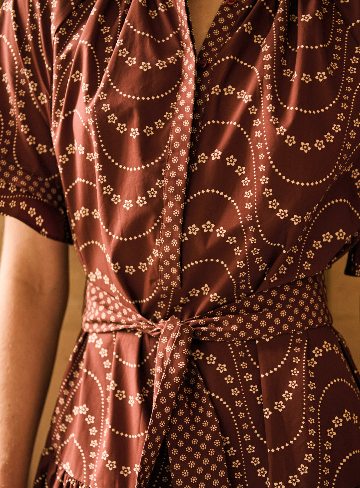 Charlie - Long, flowing, printed brown short-sleeved dress Petite Mendigote Charlie - Long, flowing, printed brown short-sleeved dress Petite Mendigote