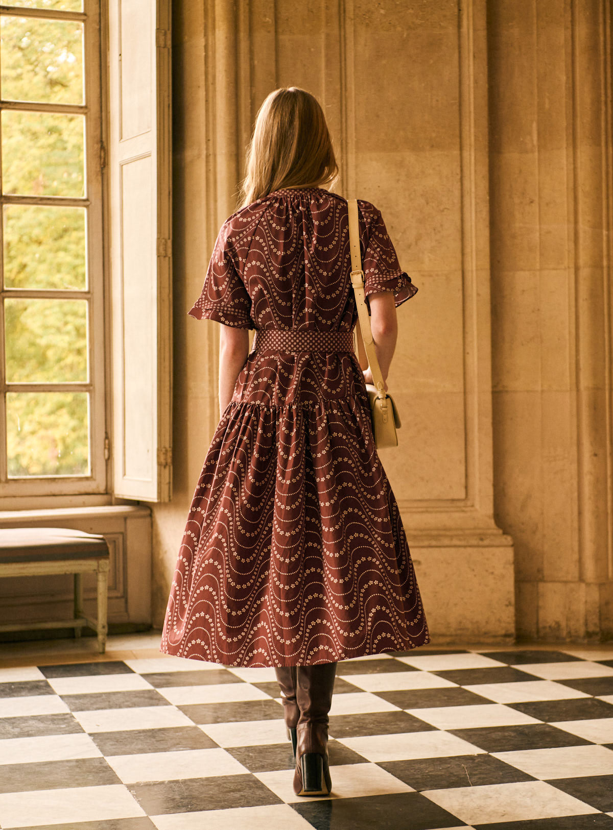 Charlie - Long, flowing, printed brown short-sleeved dress Petite Mendigote Charlie - Long, flowing, printed brown short-sleeved dress Petite Mendigote